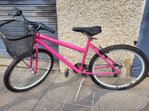 Bicicleta rosa com cesta